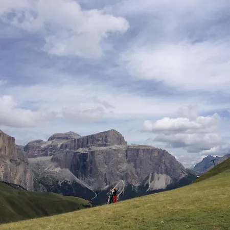 Fedaia Joy Готель